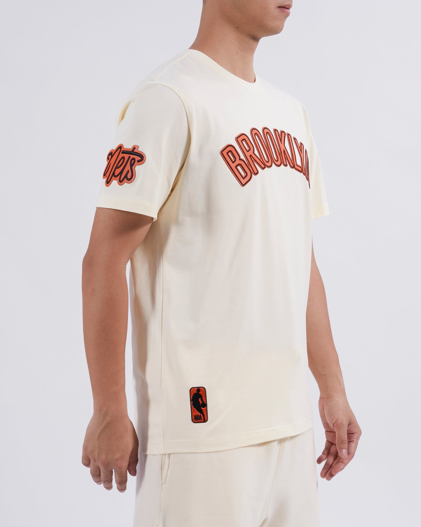 NBA BROOKLYN NETS NBA TONAL MEN'S SJ TEE (EGGSHELL)