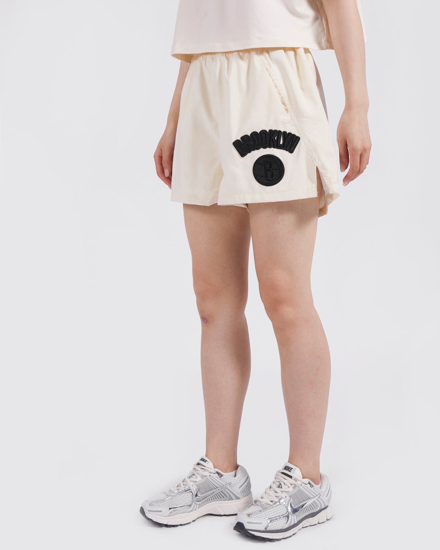 NBA BROOKLYN NETS TRIPLE TONAL WOMEN'S WOVEN SHORT (EGGSHELL)