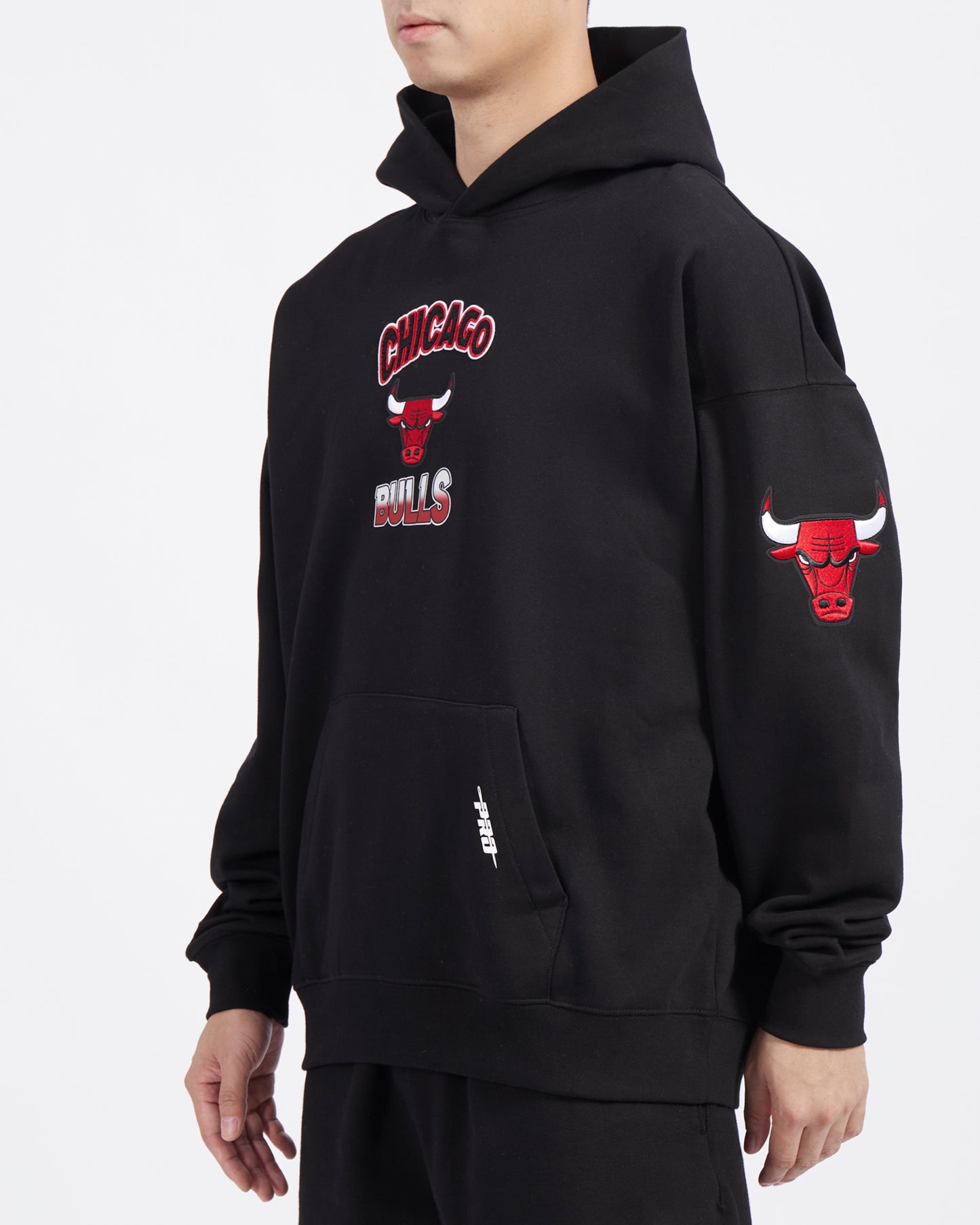 NBA CHICAGO BULLS TURN IT UP MEN'S DROP SHOULDER FLC PO HOODIE (BLACK)