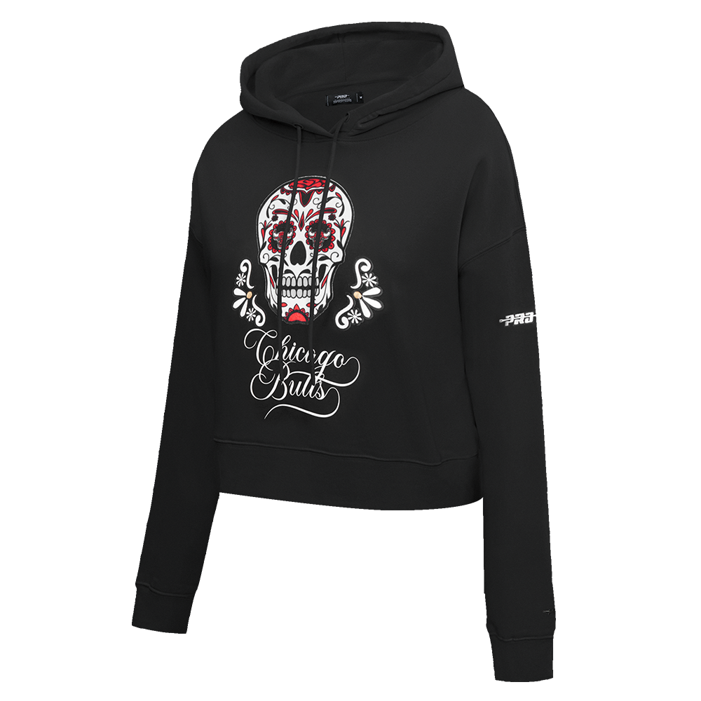 NBA CHICAGO BULLS SUGAR SKULL WOMEN'S FLEECE CROPPED PULLOVER HOODIE (BLACK)