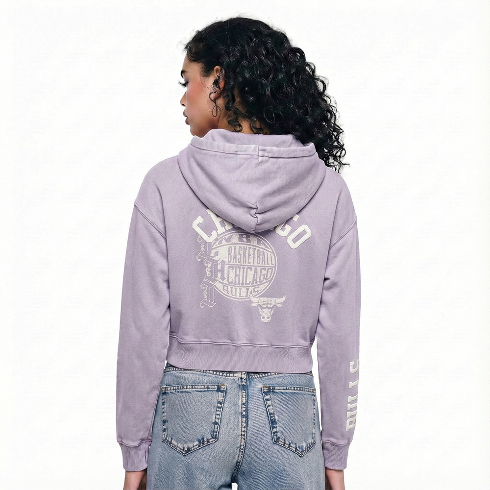 NBA CHICAGO BULLS STREET TEAM WOMEN'S ENZYME WASH FT CROPPED PO HOODIE (WASHED LILAC GRAY)
