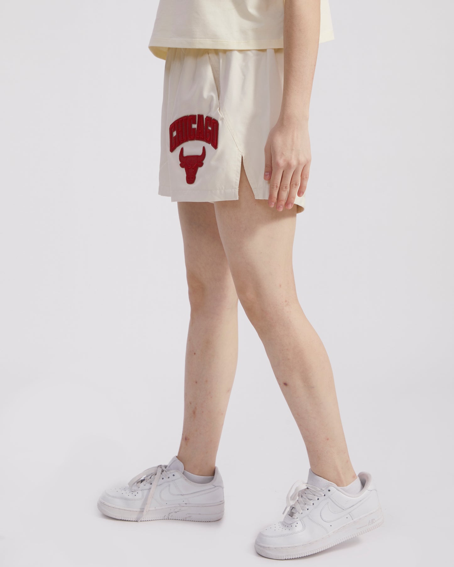 NBA CHICAGO BULLS TRIPLE TONAL WOMEN'S WOVEN SHORT (EGGSHELL)