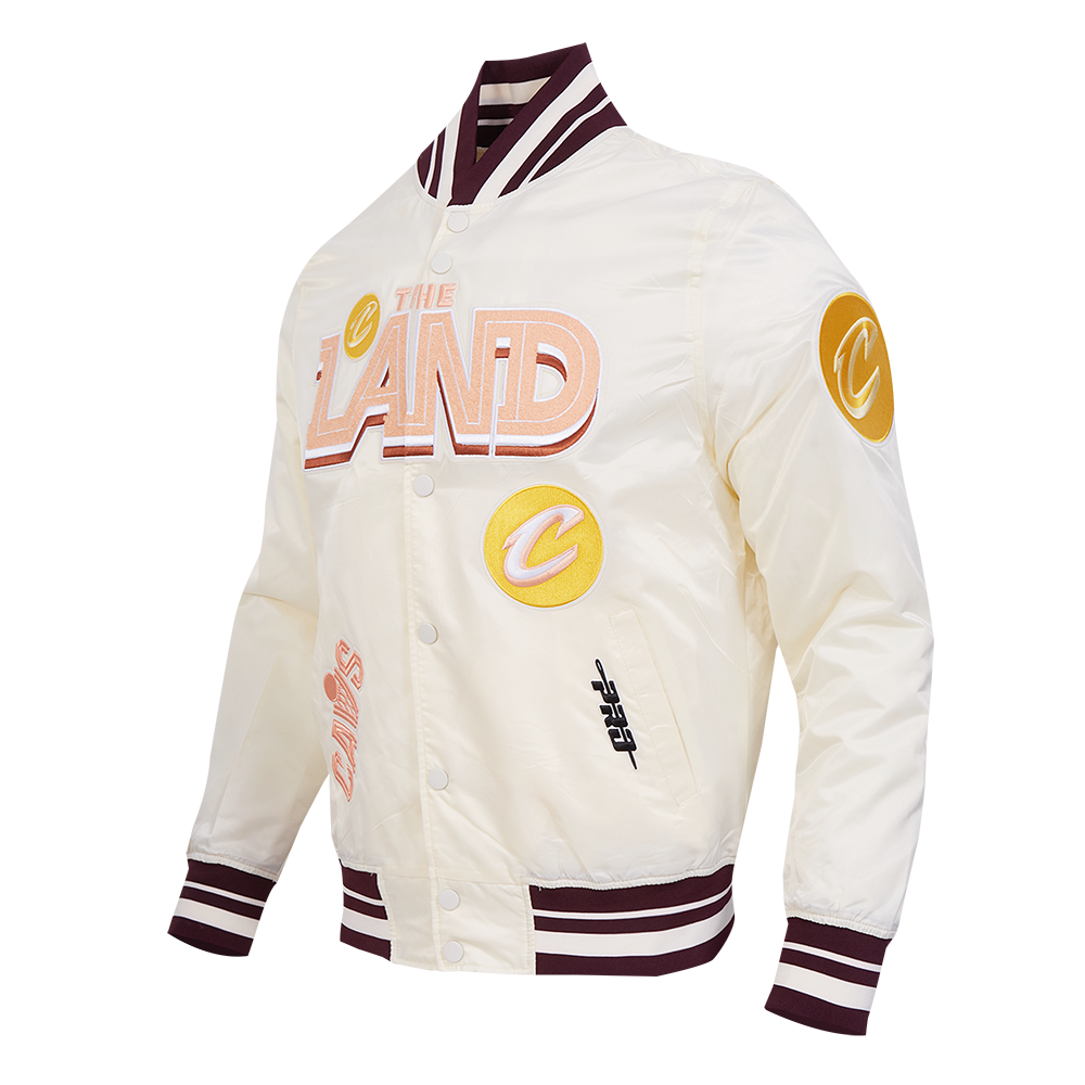 NBA CLEVELAND CAVALIERS CITY EDITION 25-26 MEN'S RIB SATIN JACKET (EGGSHELL/WINE)