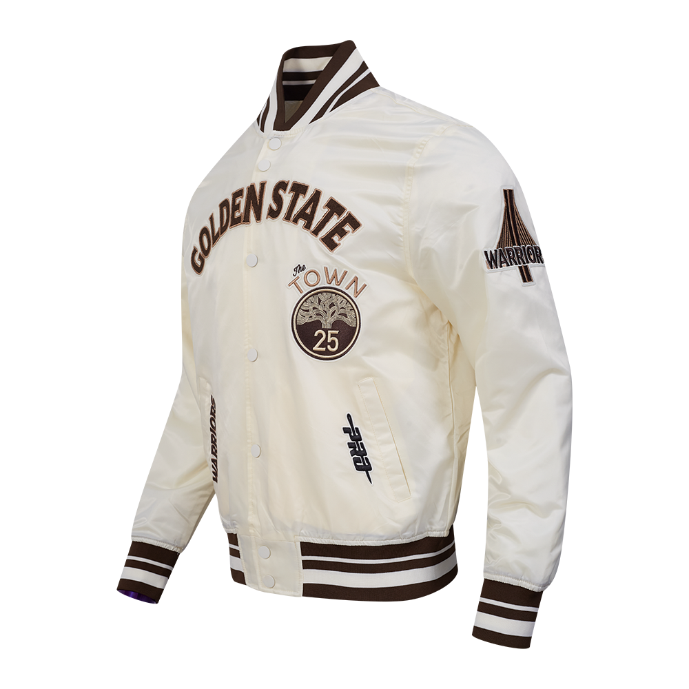 NBA GOLDEN STATE WARRIORS CITY EDITION 25-26 MEN'S RIB SATIN JACKET (EGGSHELL/ BROWN)
