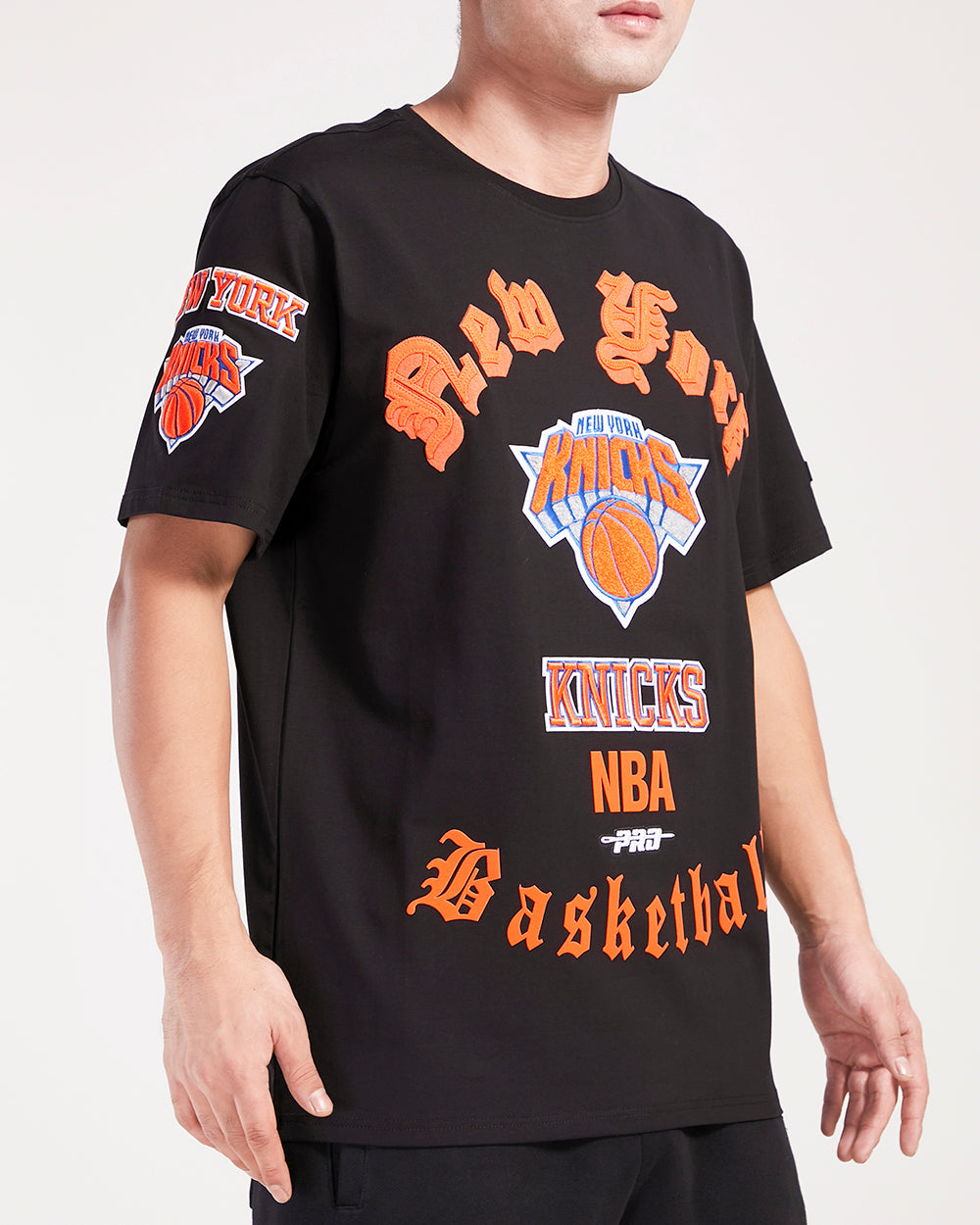 NBA NEW YORK KNICKS OLD ENGLISH MEN'S TEE (BLACK) – Pro Standard