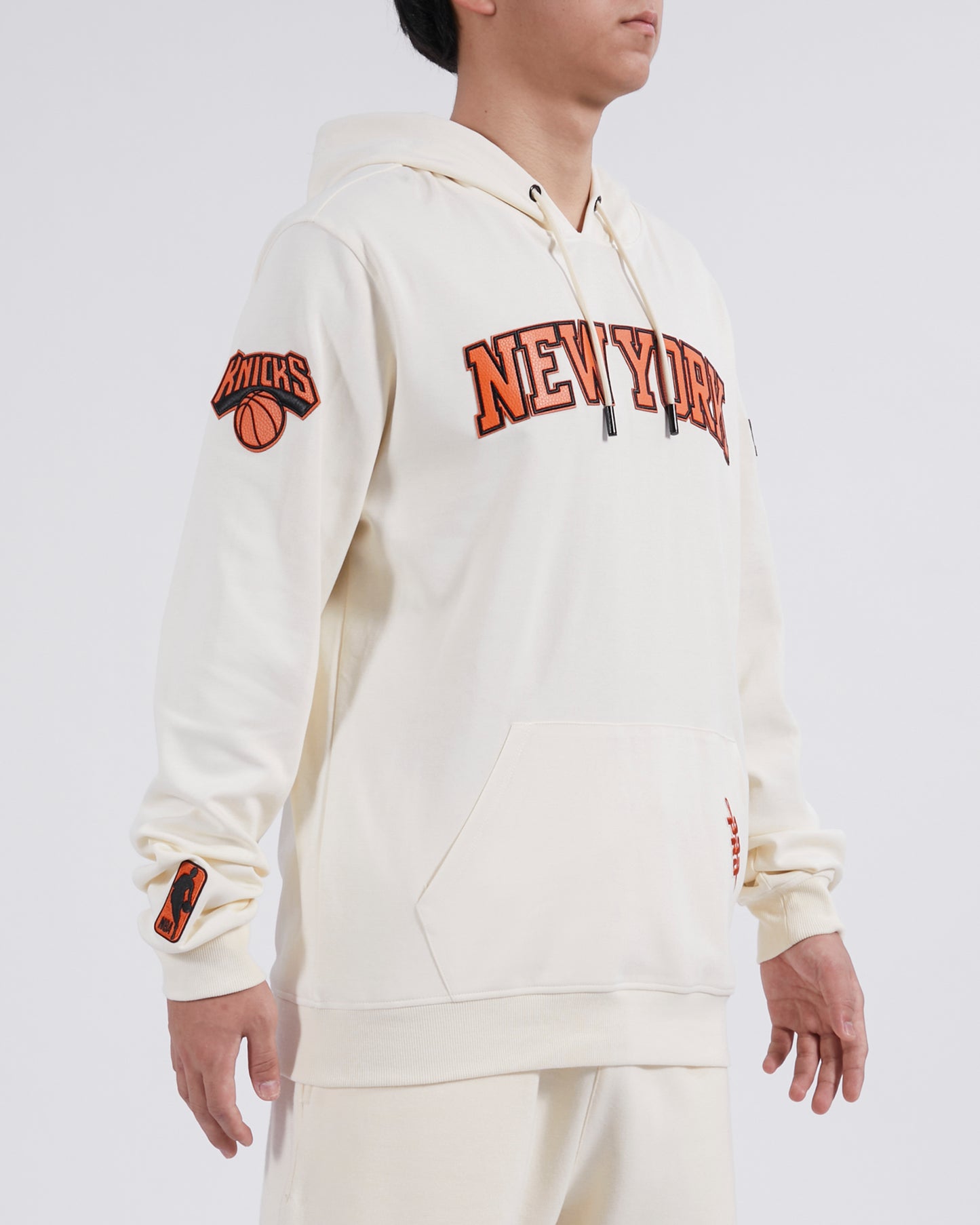 NBA NEW YORK KNICKS NBA TONAL MEN'S DK PO HOODIE (EGGSHELL)