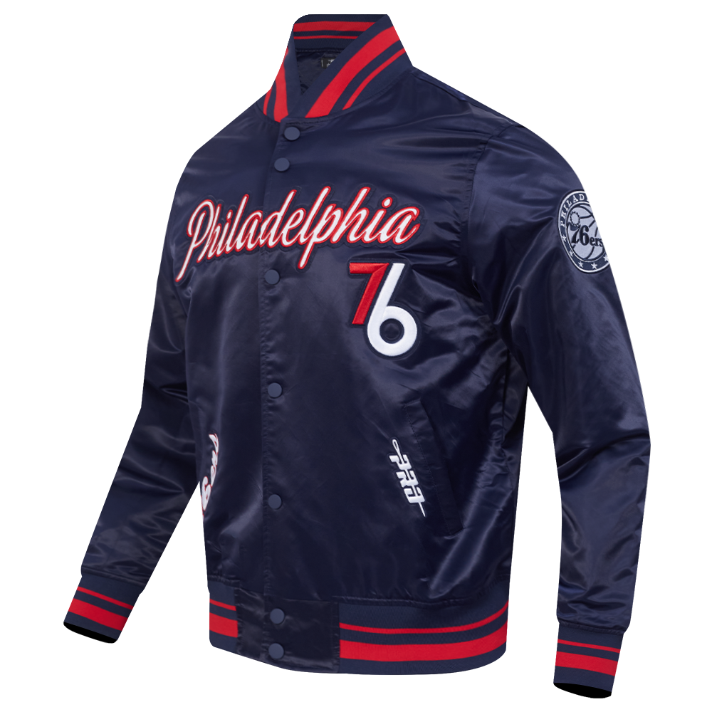 NBA PHILADELPHIA 76ERS CITY EDITION 25-26 MEN'S PRO SATIN YD RIB JACKET (MIDNIGHT NAVY/RED/MIDNIGHT NAVY)