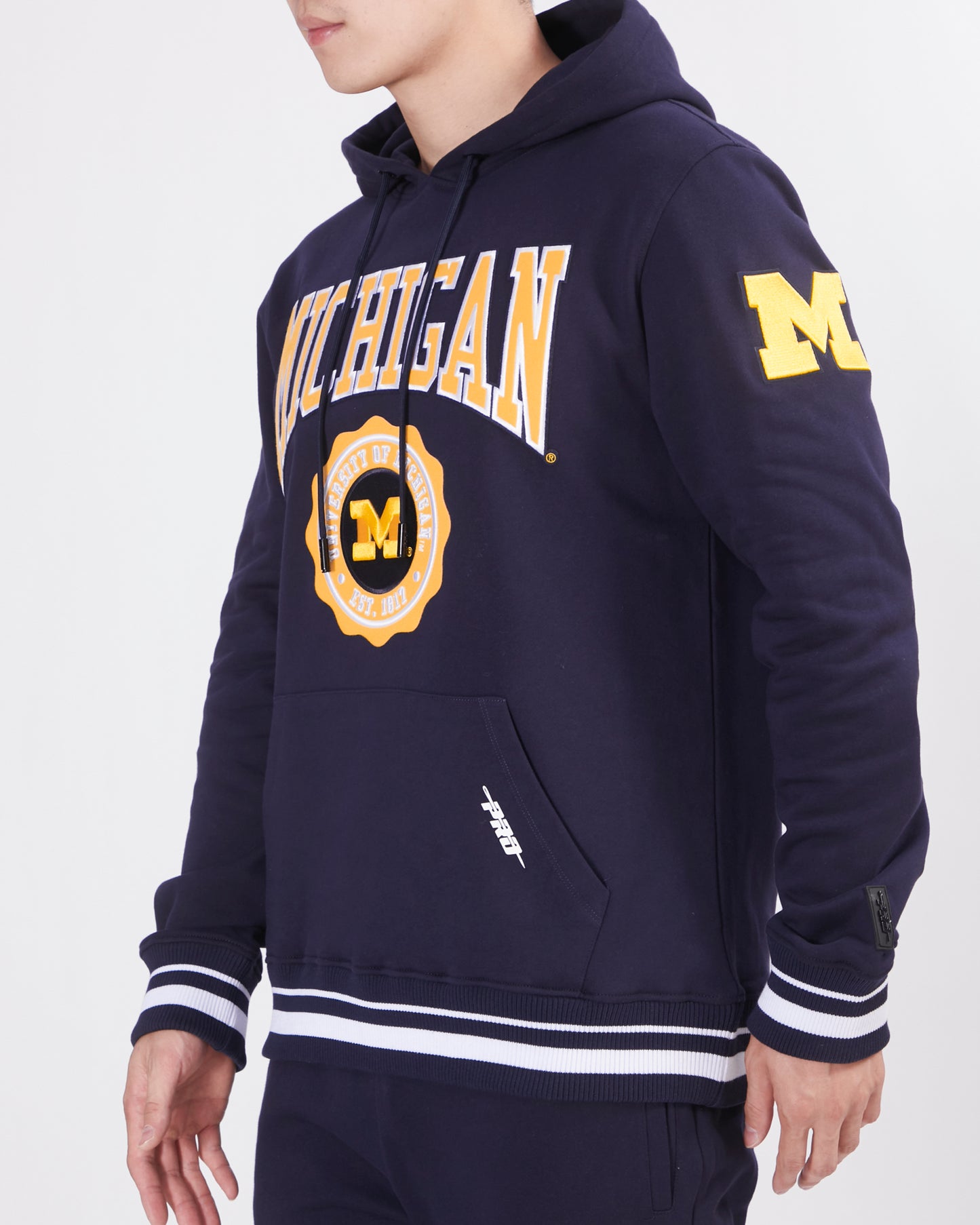 COLLEGE UNIVERSITY OF MICHIGAN CREST EMBLEM MEN'S RIB FLC PO HOODIE (MIDNIGHT NAVY)