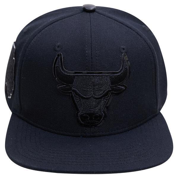 NBA CHICAGO BULLS TRIPLE BLACK LOGO UNISEX SNAPBACK HAT (BLACK)