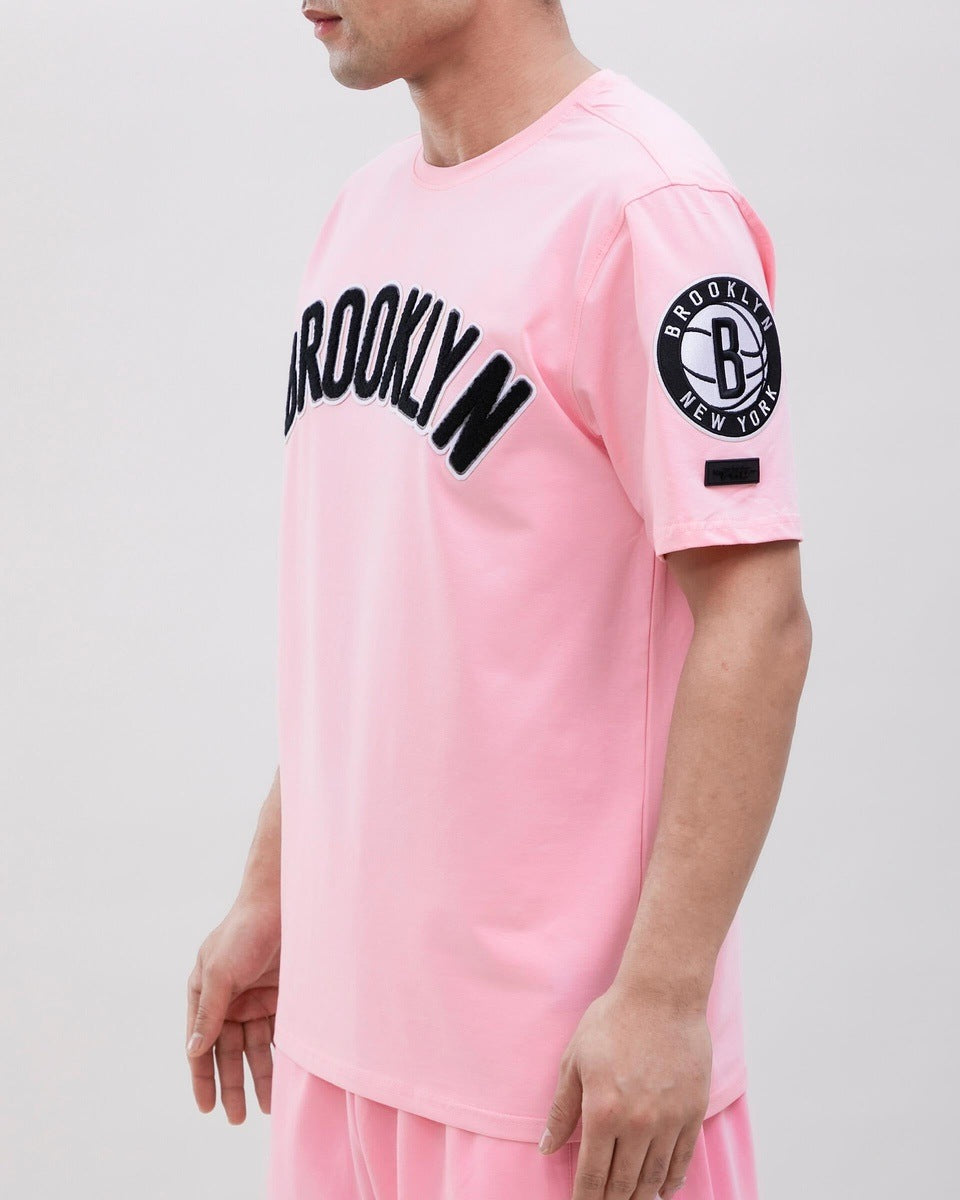 BROOKLYN NETS LOGO PRO TEAM SS OMBRE (BLUE/WHITE/PINK) – Pro Standard