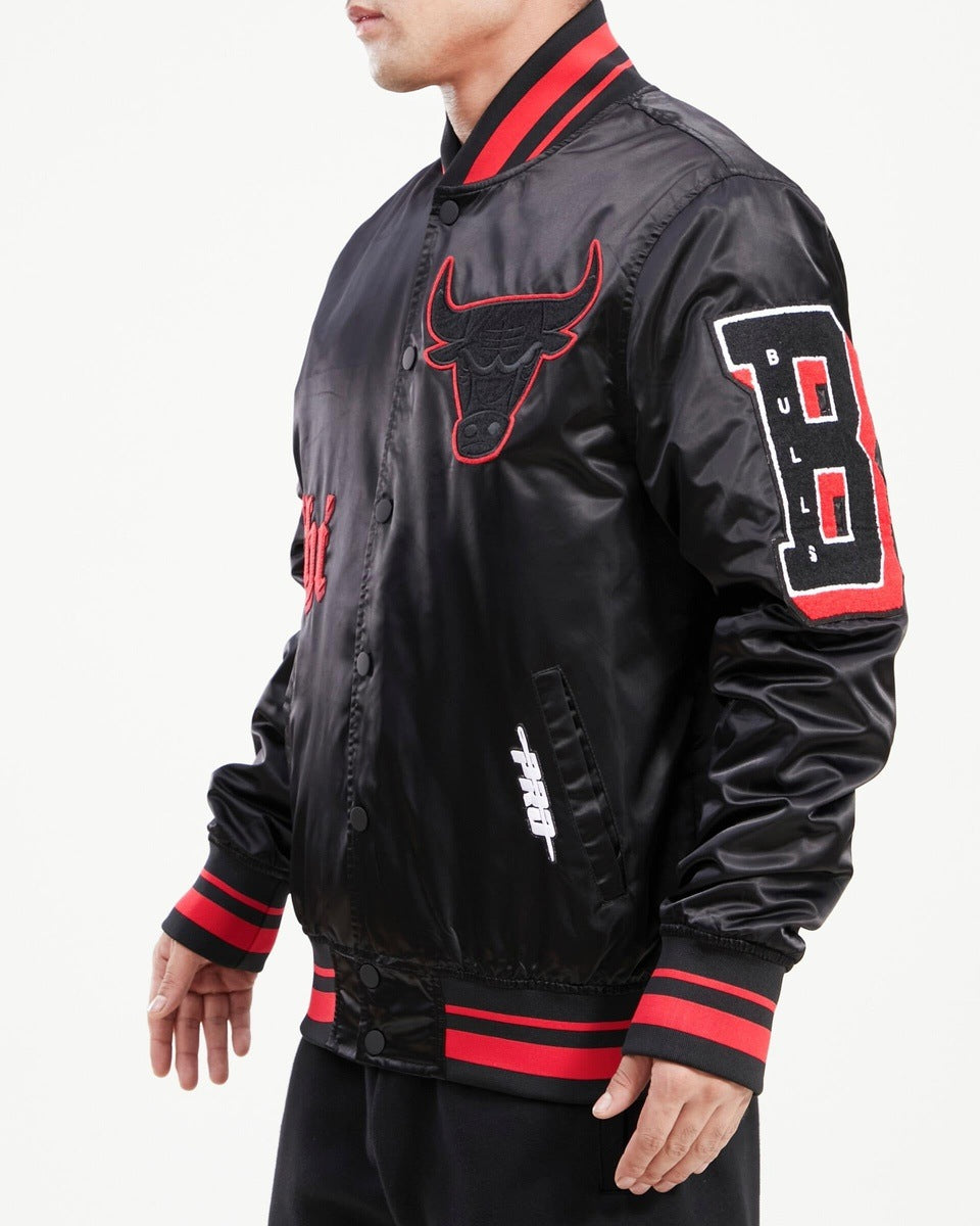 NBA CHICAGO BULLS OLD ENGLISH LOGO MEN´S SATIN JACKET (BLACK/RED